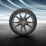 20-inch Carrera S summer wheel-and-tire set painted in Platinum (satin-matt)